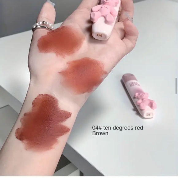 Gege Bear lipstick velvet soft mist matte in #04 ten degrees red brown - Picture 2 of 8